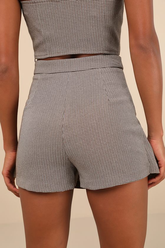 LULUS FLIRTATIOUS DARLING BROWN HOUNDSTOOTH TWEED BOX PLEATED SKORT
