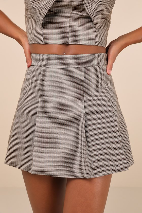 LULUS FLIRTATIOUS DARLING BROWN HOUNDSTOOTH TWEED BOX PLEATED SKORT