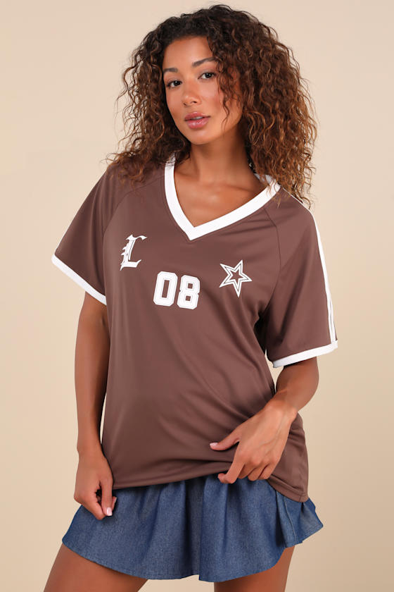 Lioness Spectate Top - Brown Graphic Tee - Oversized V-Neck
