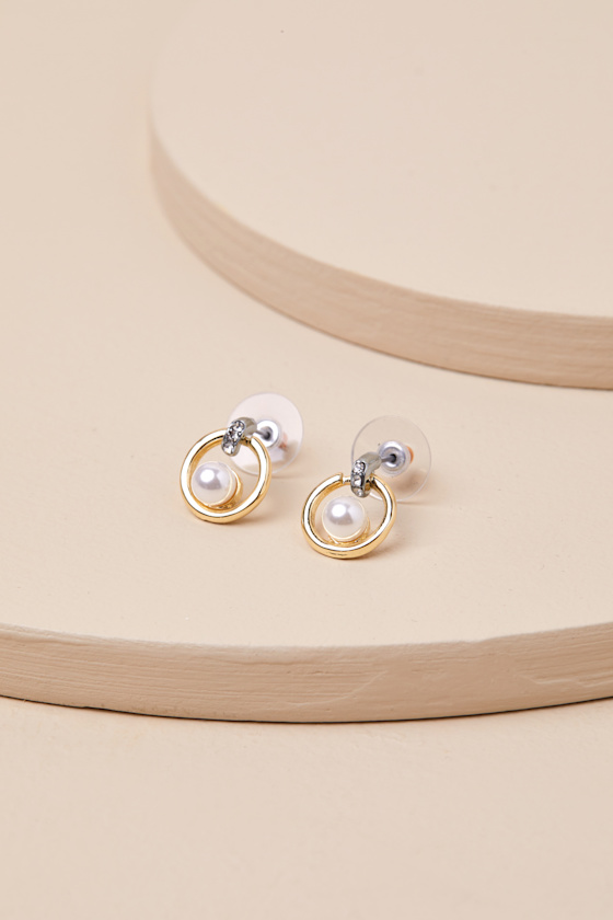 Lulus Staying Poised Gold And Silver Pearl Circle Stud Earrings In Gold And Silver