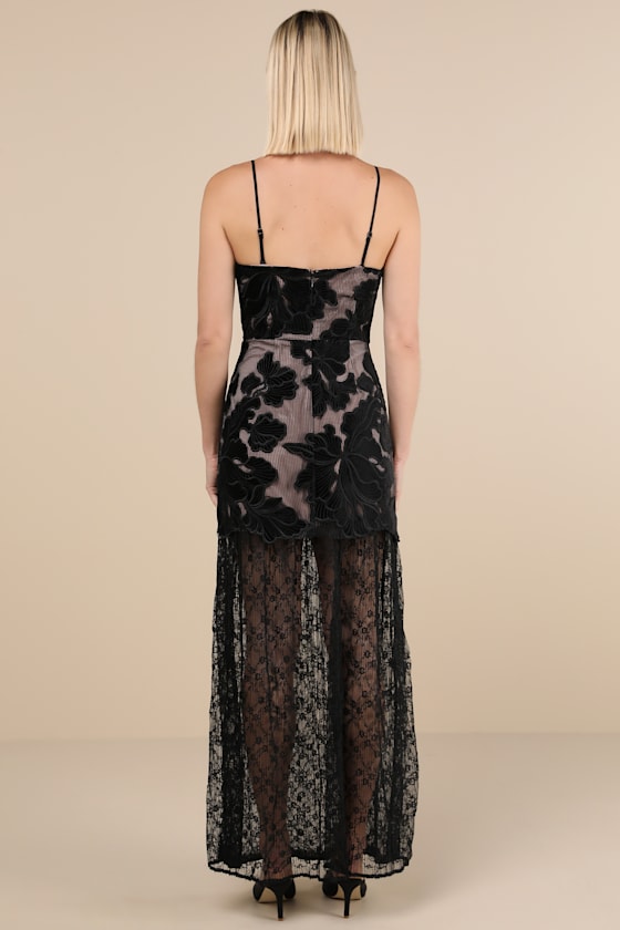 Elliatt Zara Black Lace Convertible Maxi Dress In Black