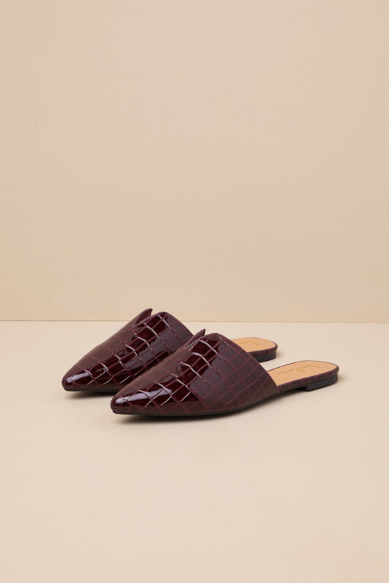LULUS JAELYN CRANBERRY CROCODILE EMBOSSED POINTED-TOE SLIDES