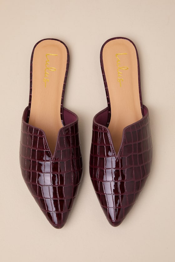 LULUS JAELYN CRANBERRY CROCODILE EMBOSSED POINTED-TOE SLIDES