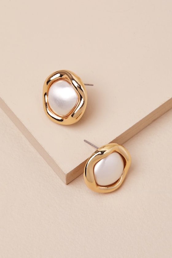 Illena Gold Pearl Earrings