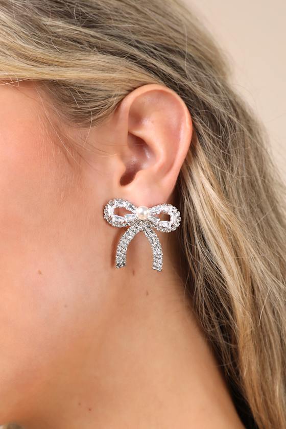 LULUS DEFINITE BRILLIANCE SILVER PEARL RHINESTONE BOW EARRINGS