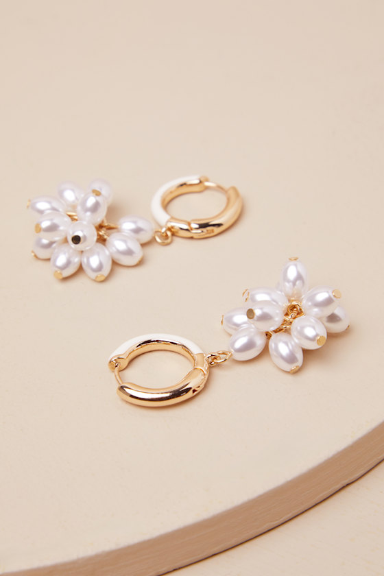 LULUS SIMPLE GLOW IVORY PEARL CLUSTER EARRINGS