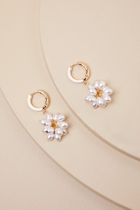 LULUS SIMPLE GLOW IVORY PEARL CLUSTER EARRINGS