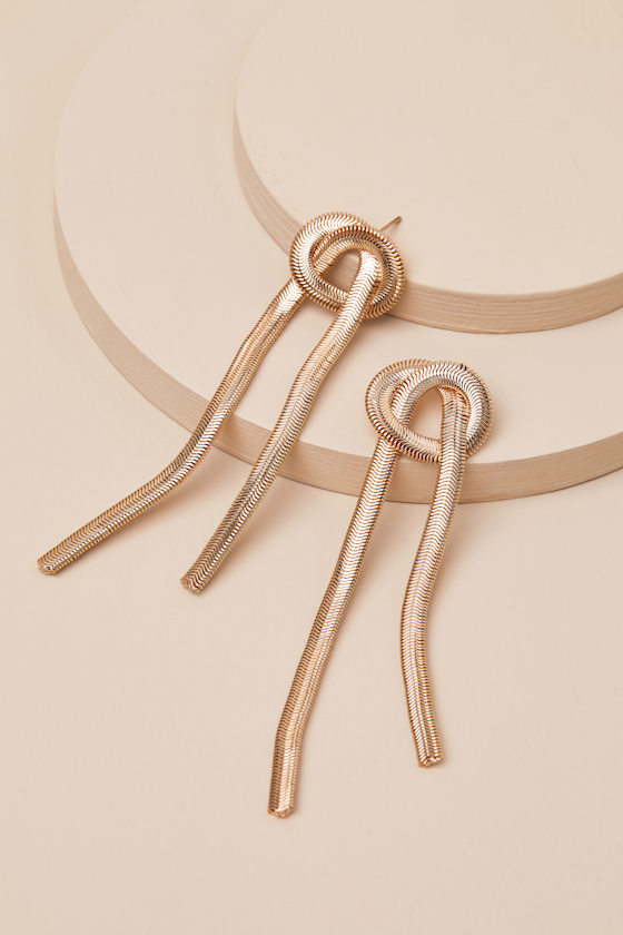 LULUS MAJOR GLOW GOLD KNOTTED DROP EARRINGS