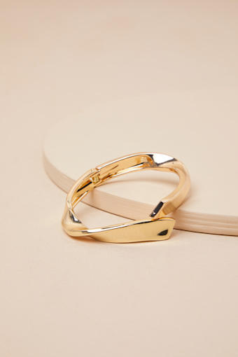 Bold Mode Gold Twisted Cuff Bracelet 4