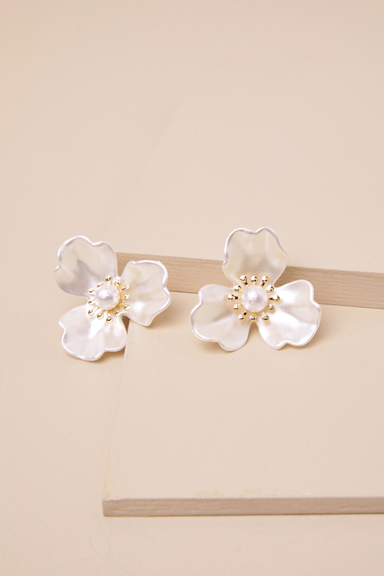 LULUS QUAINT AESTHETIC WHITE FLOWER STATEMENT EARRINGS