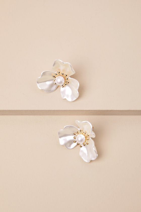 LULUS QUAINT AESTHETIC WHITE FLOWER STATEMENT EARRINGS