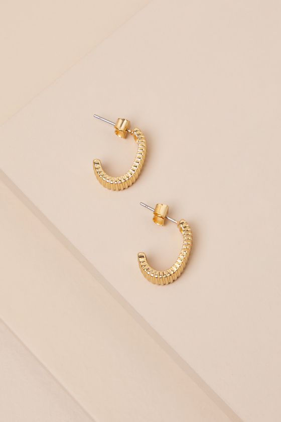 LULUS MARVELOUS EASE 18KT GOLD TEXTURED HOOP EARRINGS