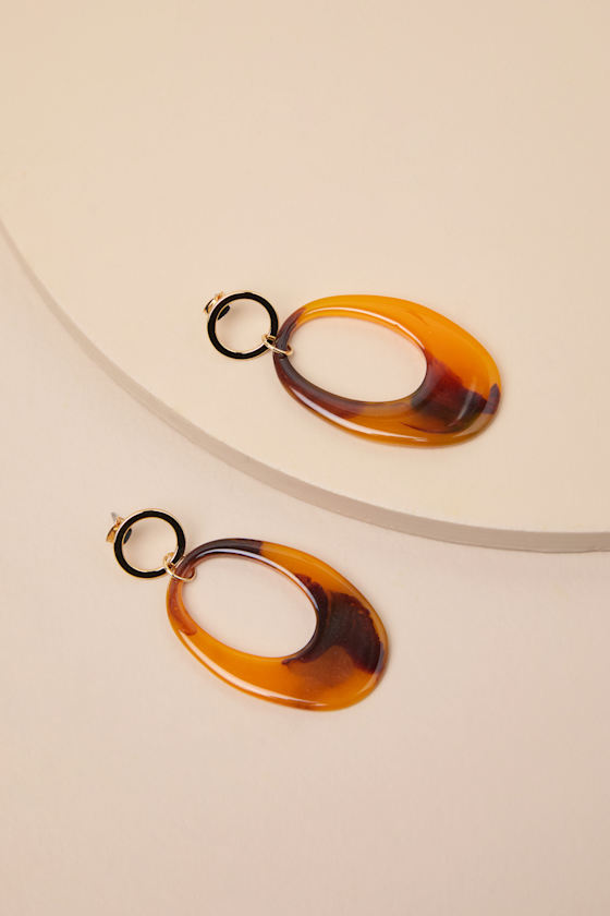 LULUS ADDITIONAL CHARM GOLD AND BROWN TORTOISE STATEMENT EARRINGS