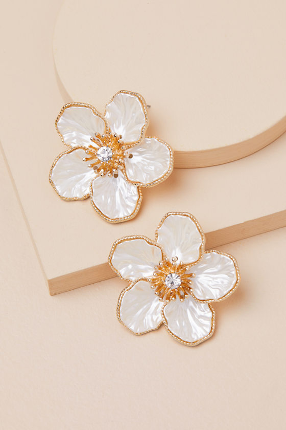 Gorgeous Sight White Flower Statement Earrings 1