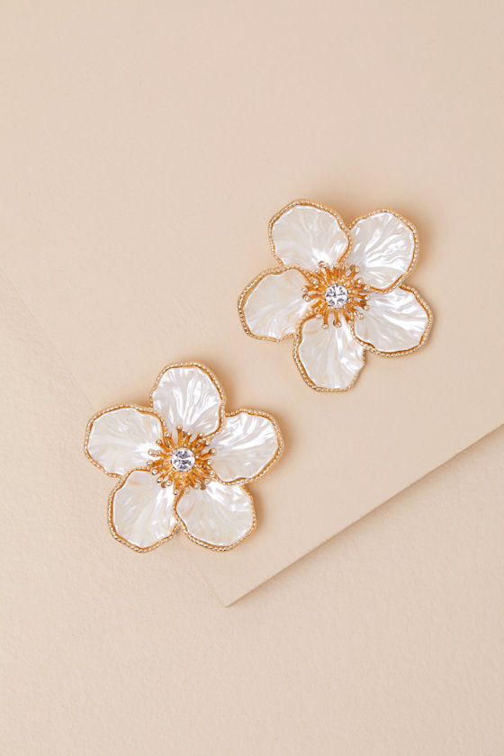 Gorgeous Sight White Flower Statement Earrings 2