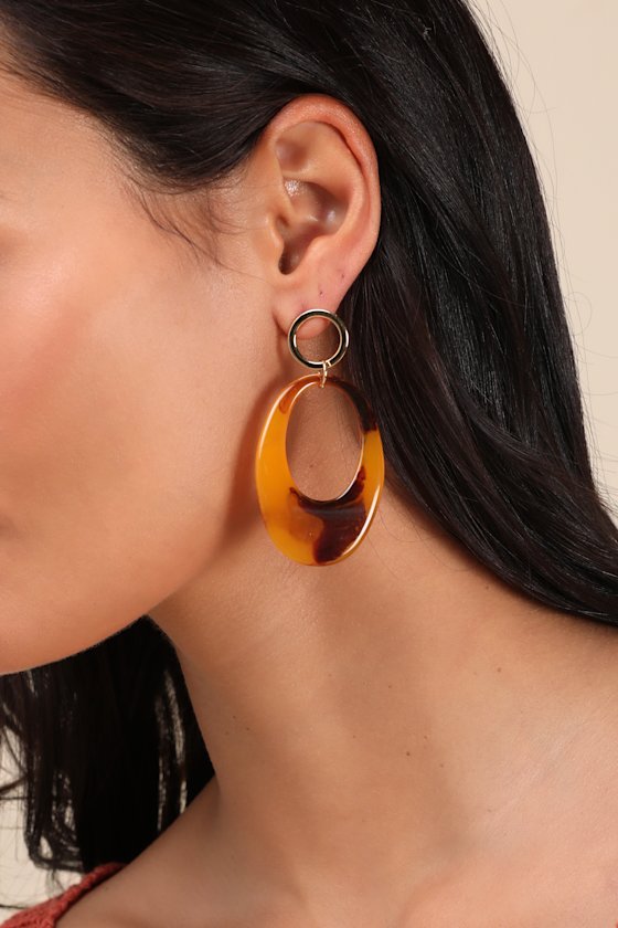 LULUS ADDITIONAL CHARM GOLD AND BROWN TORTOISE STATEMENT EARRINGS