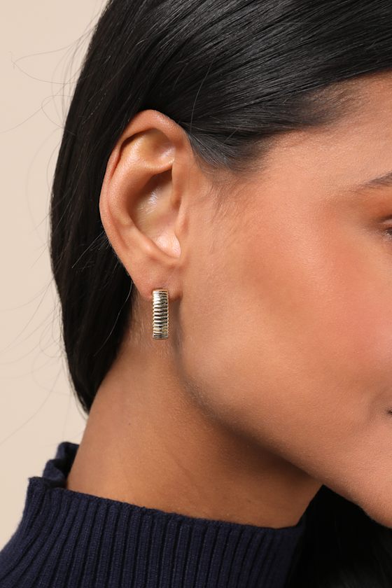 LULUS MARVELOUS EASE 18KT GOLD TEXTURED HOOP EARRINGS
