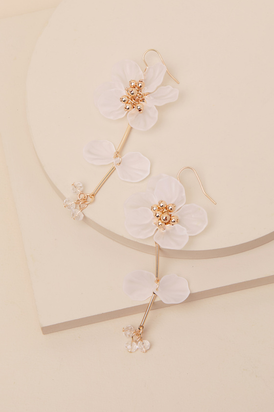 LULUS SIMPLE DECADENCE WHITE AND GOLD FLOWER DROP EARRINGS