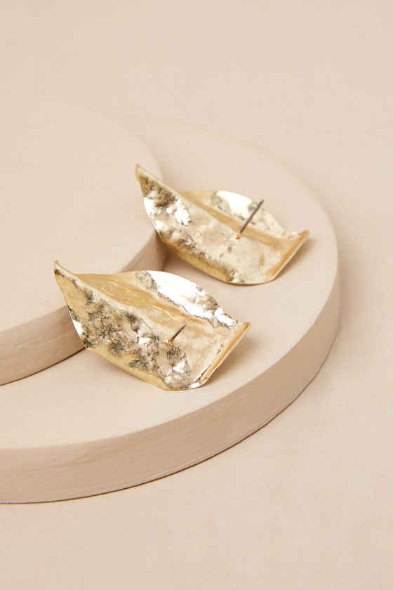 Lulus Elitia Gold Hammered Asymmetrical Earrings In Gold