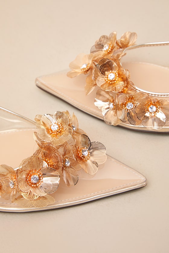 BETSEY JOHNSON SB-ROBIN GOLD VINYL FLORAL APPLIQUE SLINGBACK KITTEN HEEL PUMPS