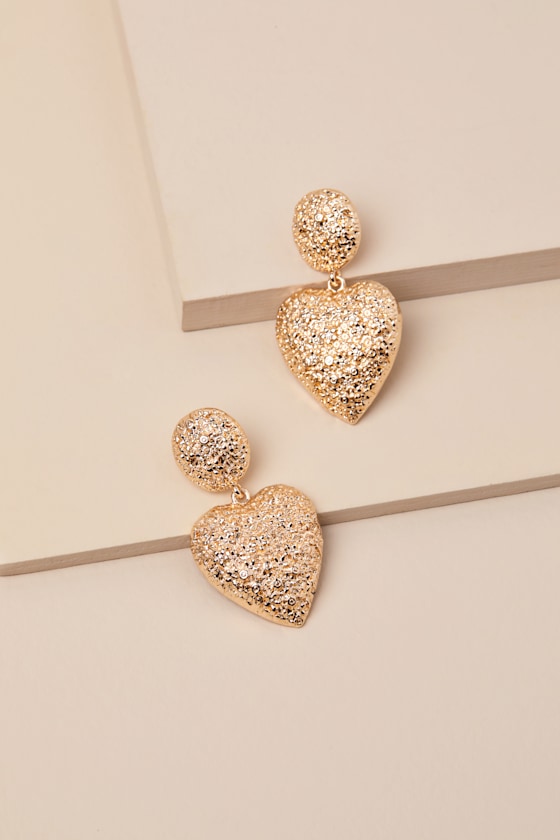 LULUS CHERISHED GLOW GOLD HAMMERED HEART EARRINGS
