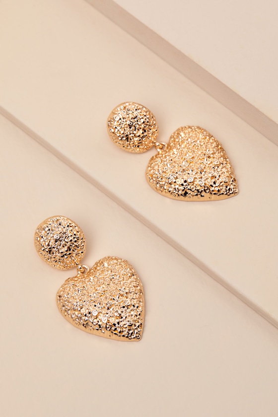 LULUS CHERISHED GLOW GOLD HAMMERED HEART EARRINGS