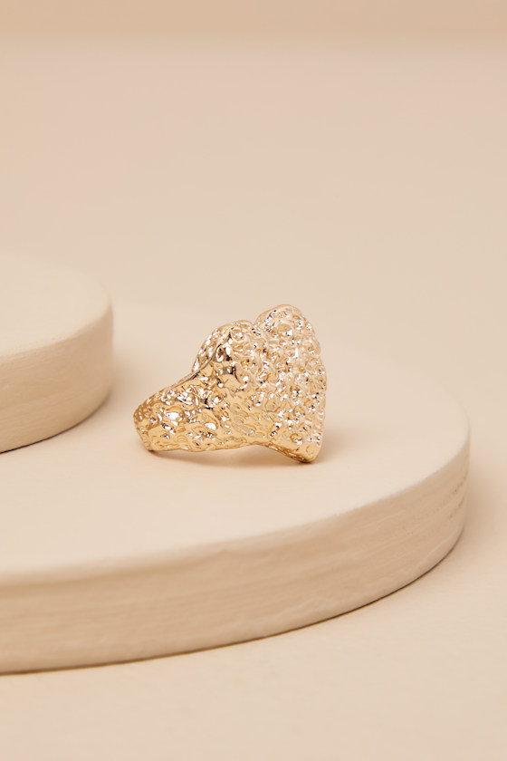 LULUS CHERISHED GLOW GOLD HAMMERED HEART RING
