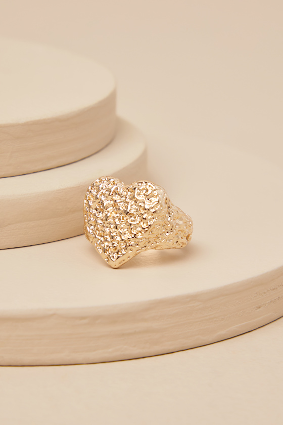 LULUS CHERISHED GLOW GOLD HAMMERED HEART RING