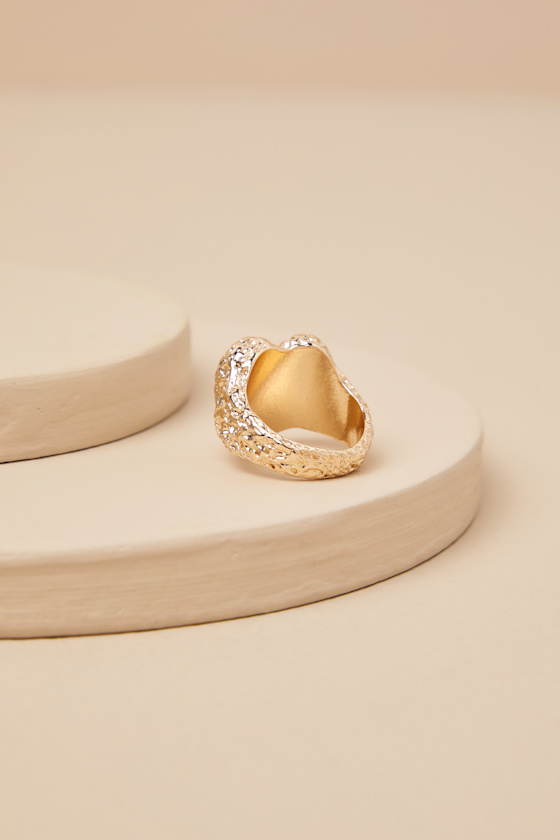 LULUS CHERISHED GLOW GOLD HAMMERED HEART RING