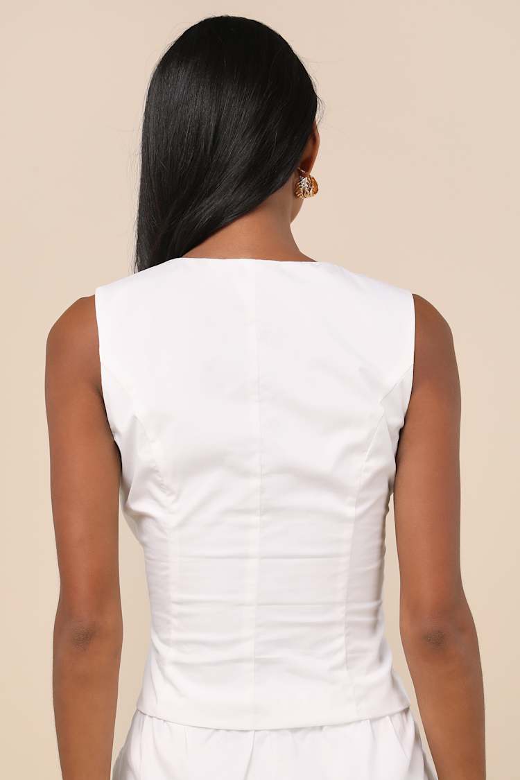 Seasonally Lovely White Scalloped Button-Front Poplin Top
