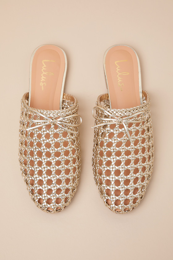 Lulus Alexine Gold Metallic Woven Raffia Flat Slides In Gold