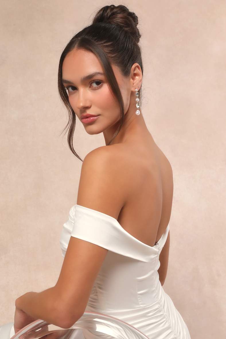 Glistening Addition Gold Pearl and Rhinestone Drop Earrings