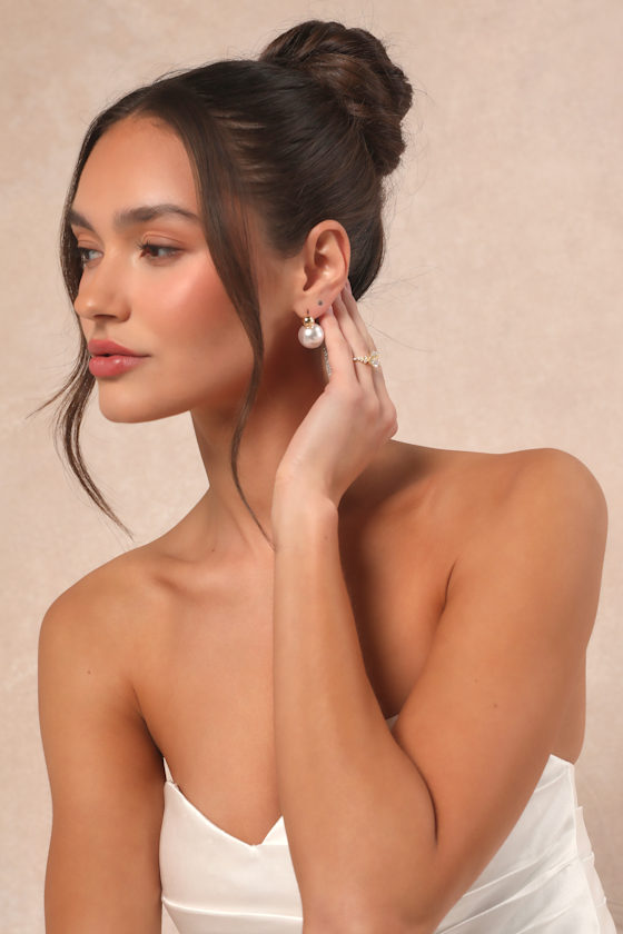 LULUS KRISALYN GOLD PEARL STUD EARRINGS