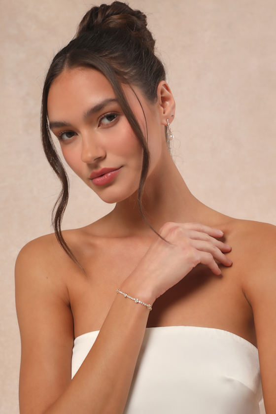 LULUS TARRYN GOLD RHINESTONE TOGGLE BRACELET