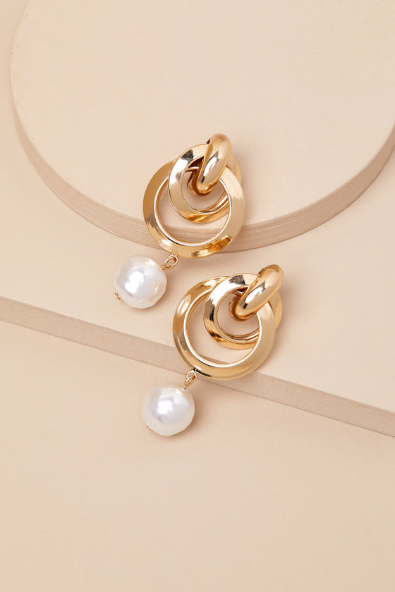 LULUS GLEAMING SENSATION GOLD PEARL DOORKNOCKER EARRINGS