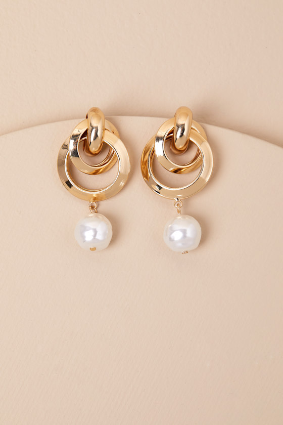 LULUS GLEAMING SENSATION GOLD PEARL DOORKNOCKER EARRINGS