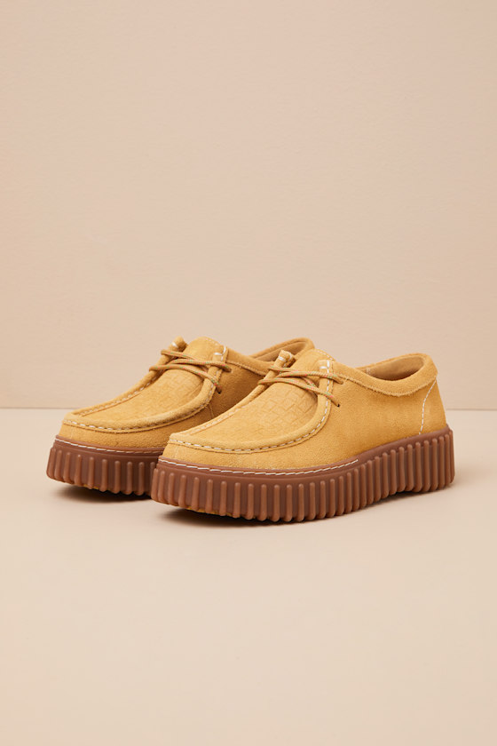 Clarks Torihill Bee Golden Tan Suede Leather Flatform Lace-up Loafers In Tan
