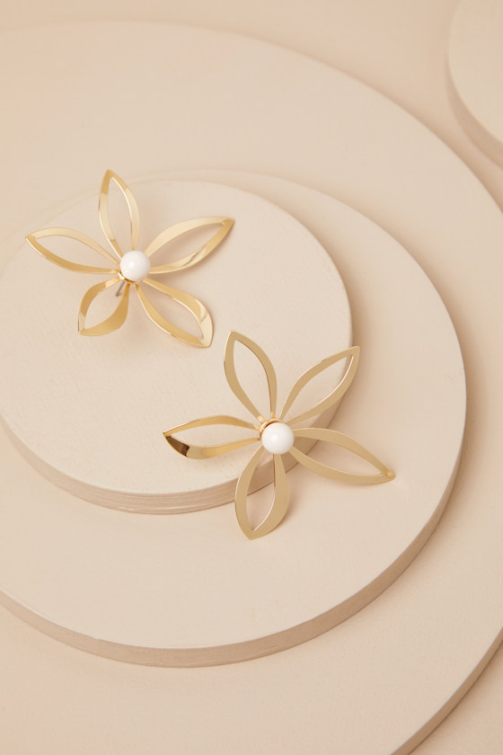 LULUS FRIGILA GOLD FLOWER STATEMENT EARRINGS