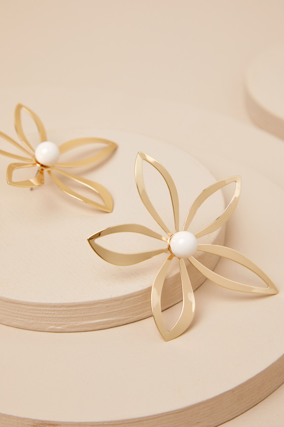 LULUS FRIGILA GOLD FLOWER STATEMENT EARRINGS