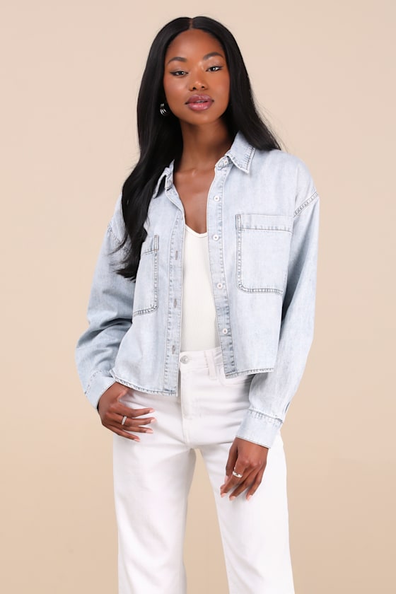 Daze Denim The Editor Light Wash Cropped Button-up Top In Blue
