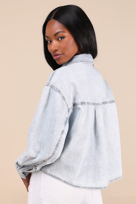 Daze Denim The Editor Light Wash Cropped Button-up Top In Blue