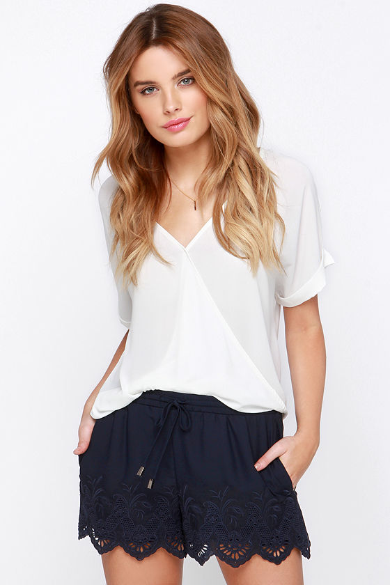 outfits with navy blue shorts