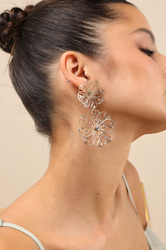 LULUS JENISE GOLD WIRE FLOWER DROP EARRINGS