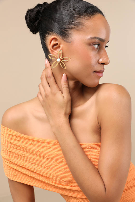 LULUS FRIGILA GOLD FLOWER STATEMENT EARRINGS