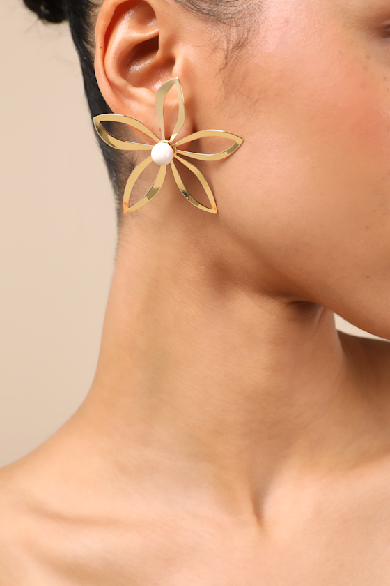 LULUS FRIGILA GOLD FLOWER STATEMENT EARRINGS