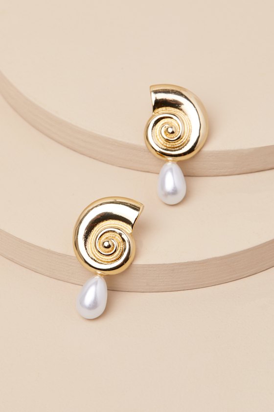 LULUS CERITH GOLD SHELL PEARL EARRINGS