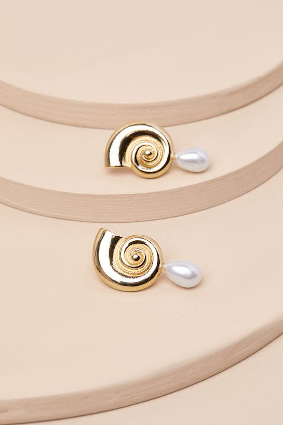 LULUS CERITH GOLD SHELL PEARL EARRINGS
