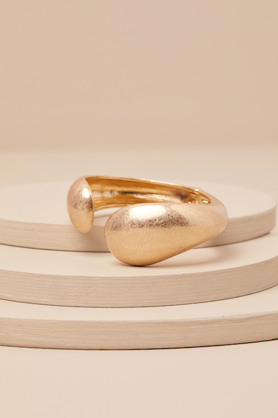 LULUS TAINA GOLD CHUNKY TAPERED CUFF BRACELET