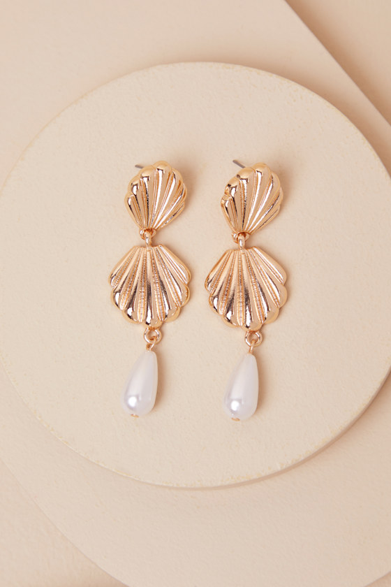 LULUS NORI GOLD SEASHELL PEARL DROP EARRINGS