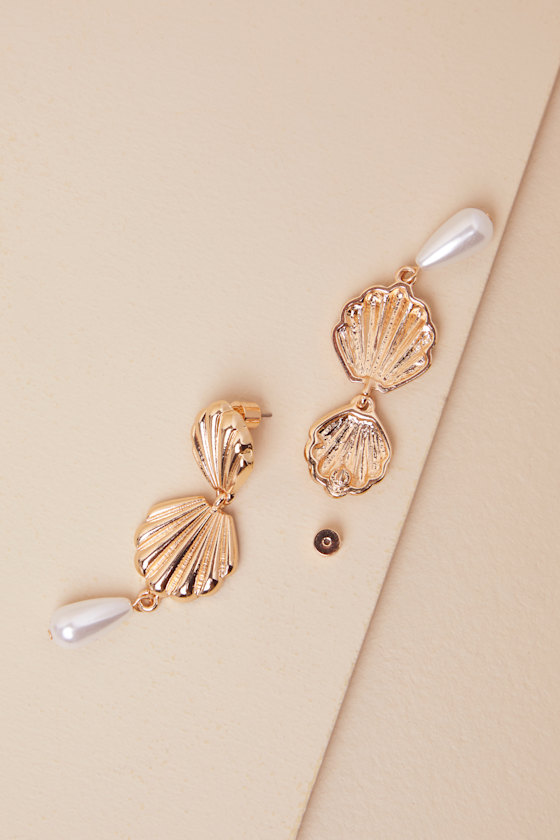 LULUS NORI GOLD SEASHELL PEARL DROP EARRINGS